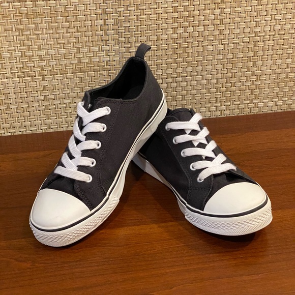 Crazy 8 Other - 🌟2xHP🌟Like New! Canvas Sneakers 4M